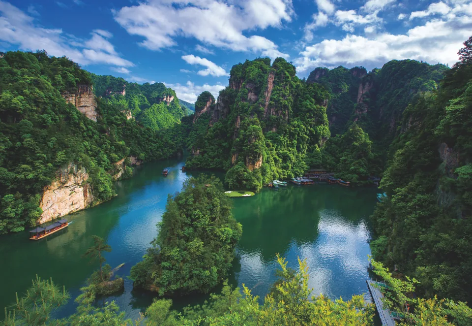 Baofeng Lake, surrounding peaks and sightseeing boats