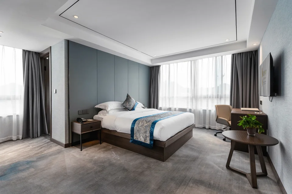 Double room with a bright window view at Fengming Tianxia International Hotel