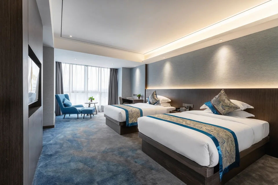 Twin room with window-side seating at Fengming Tianxia International Hotel