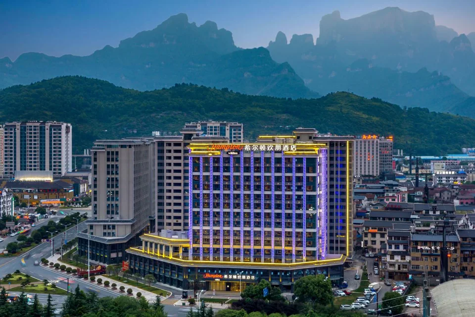 Hampton by Hilton Zhangjiajie Tianmen Mountain exterior at dusk