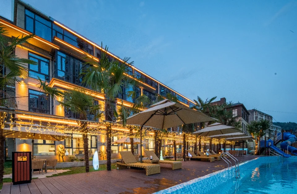 Night view of the building and pool at Biancheng Lanyue Guesthouse