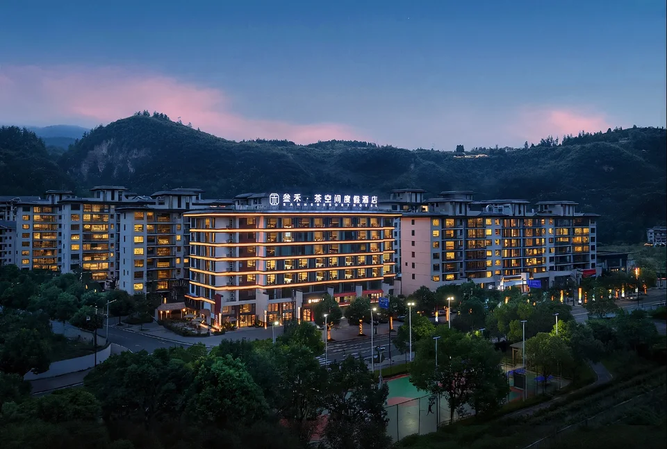 Sanhe Tea Space Resort Hotel exterior and surrounding mountains at dusk