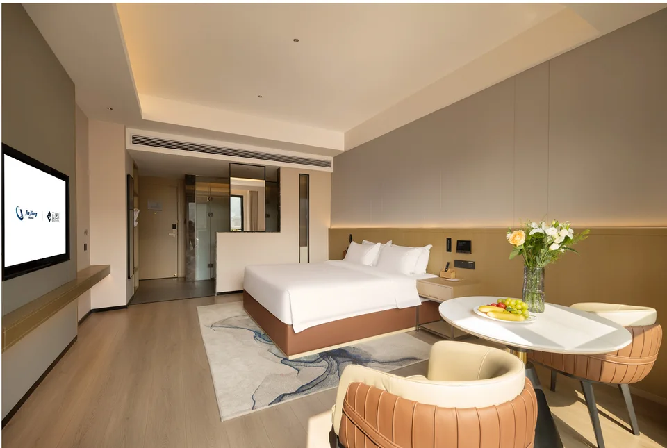 Double room and seating area at Yunju Hotel