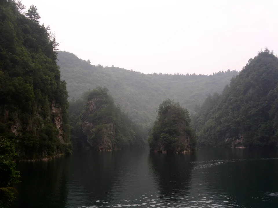Baofeng Lake and surrounding peaks