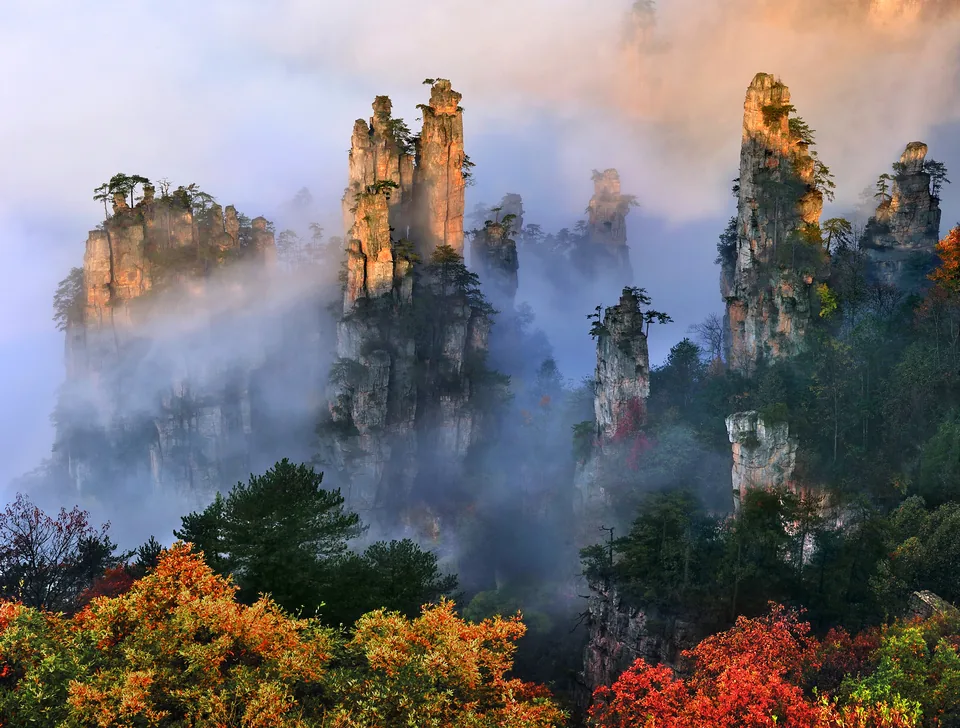 Wulingyuan peaks amid autumn colors and mist